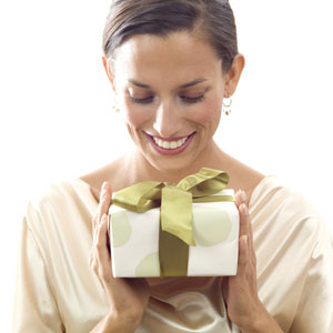 Mulher a receber um presente feliz